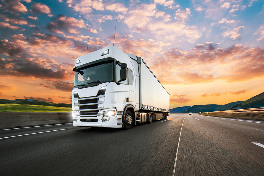 LKW fährt bei Abenddämmerung auf einer Autobahn – Stern Umzüge