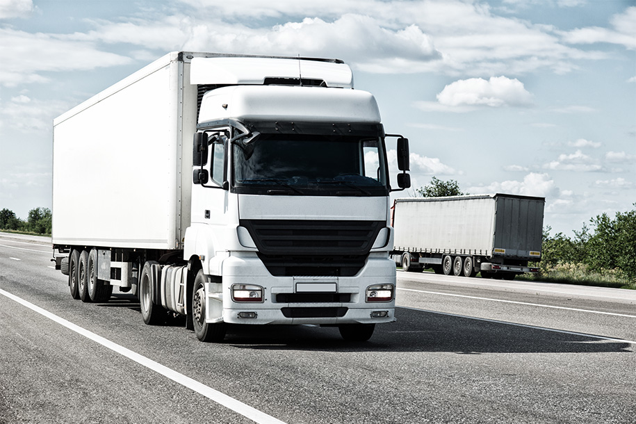 LKW fährt auf einer Autobahn – Stern Umzüge